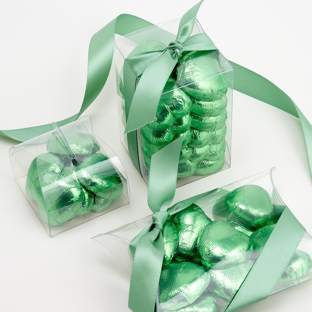 Green chocolate heart wedding favours displayed in a gift box